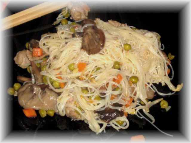 spaghetti di riso pollo funghi verdure
