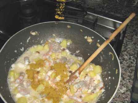polvere di curry versata nella pentola