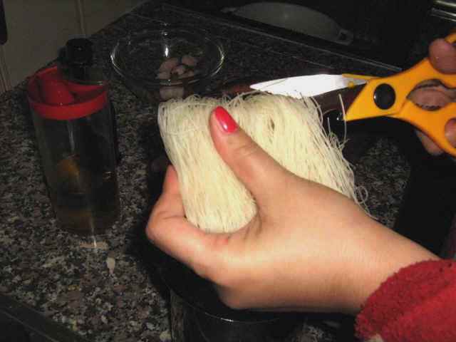 taglio spaghetti di riso